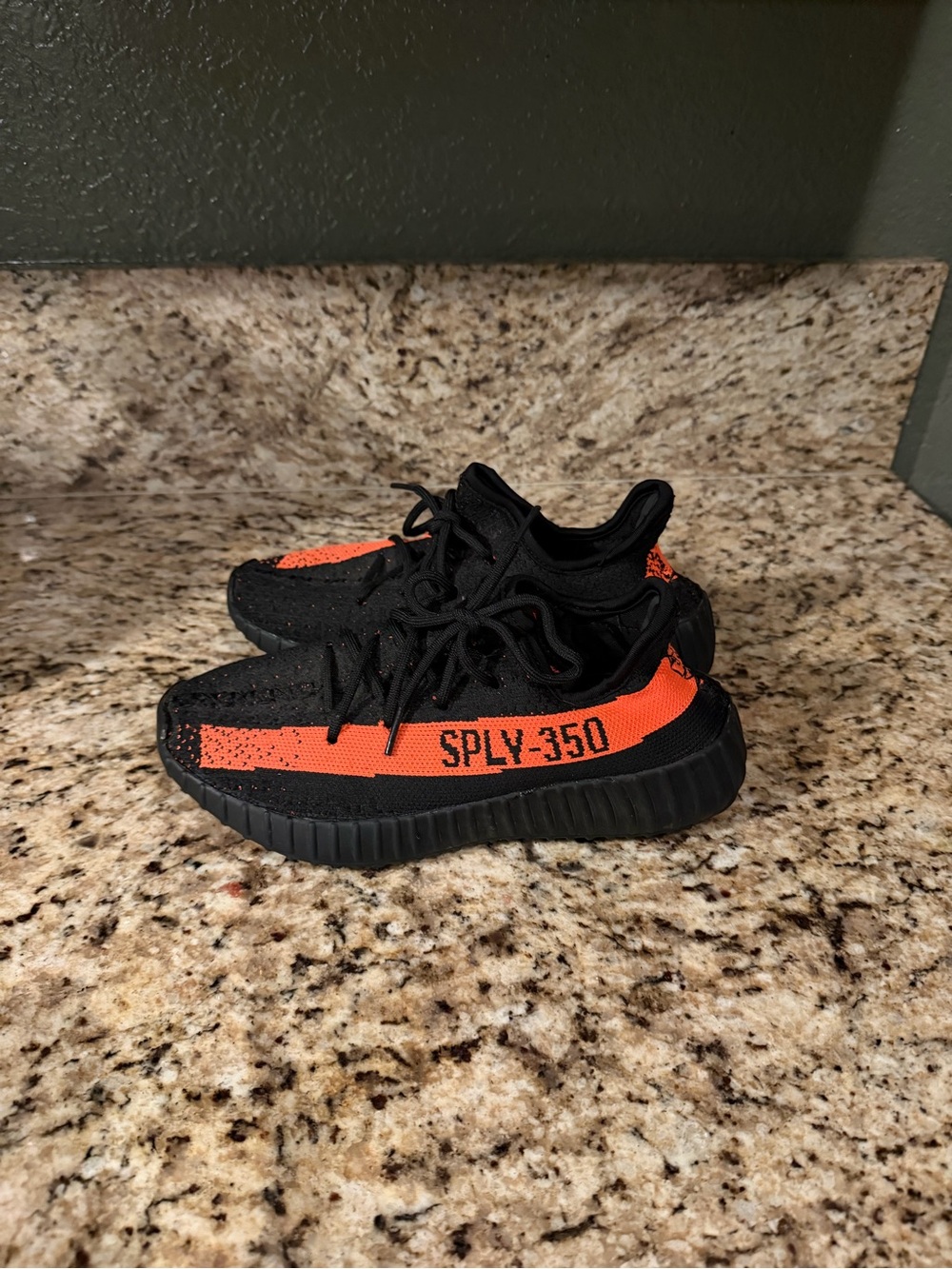 Adidas Yeezy men’s Boost 350 V2 core black red sneakers size 5.5